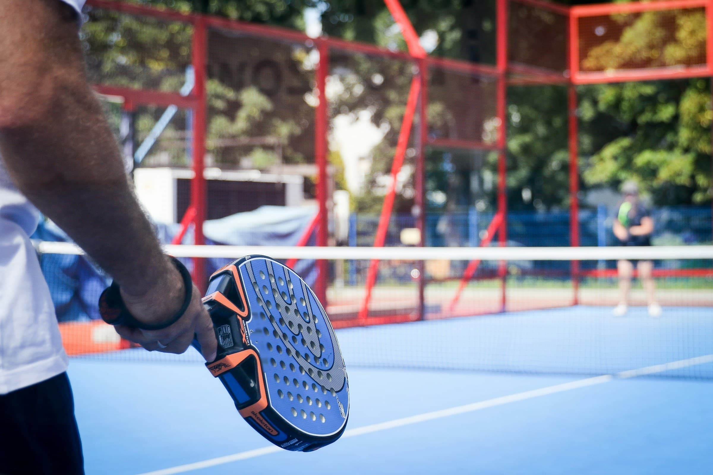 Joueur de padel raquette en main sur un court